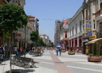 Главната с ново осветление и цветя
