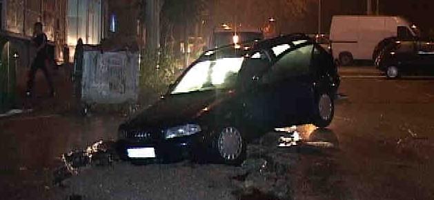 Кола падна в крайпътна дупка във Враца