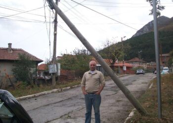 Ураганен вятър счупи дървета и билборд