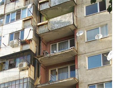 Санират панелка и на село