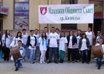 Младежи раздават будилници на будните