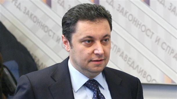 Янев: Наблюдаваме син водевил
