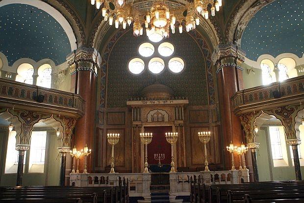 Палят свещите в синагогата в София