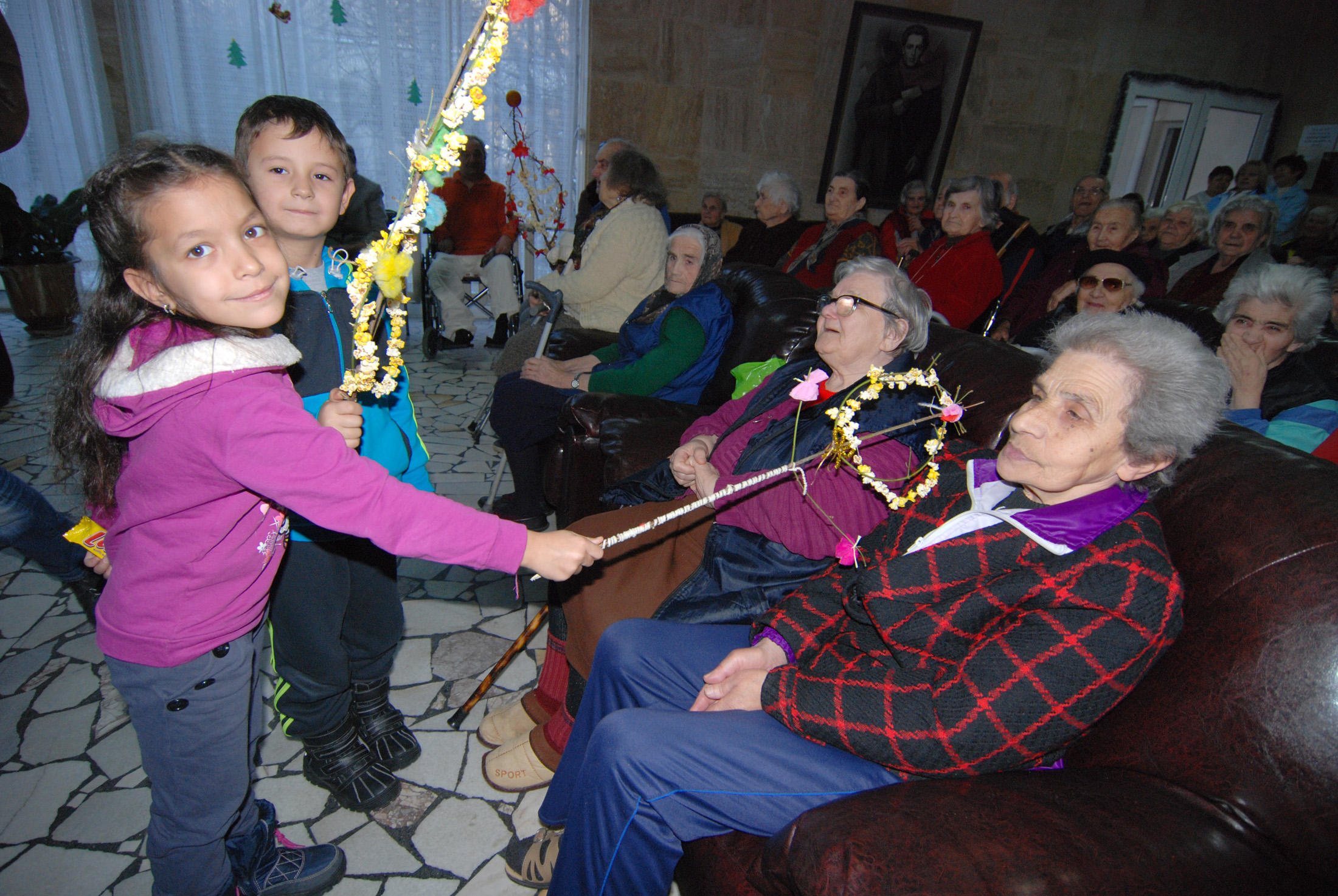 Малчугани сурваха старци за здраве