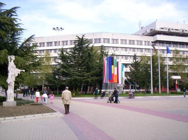 Обновяват парковете в Града на розите