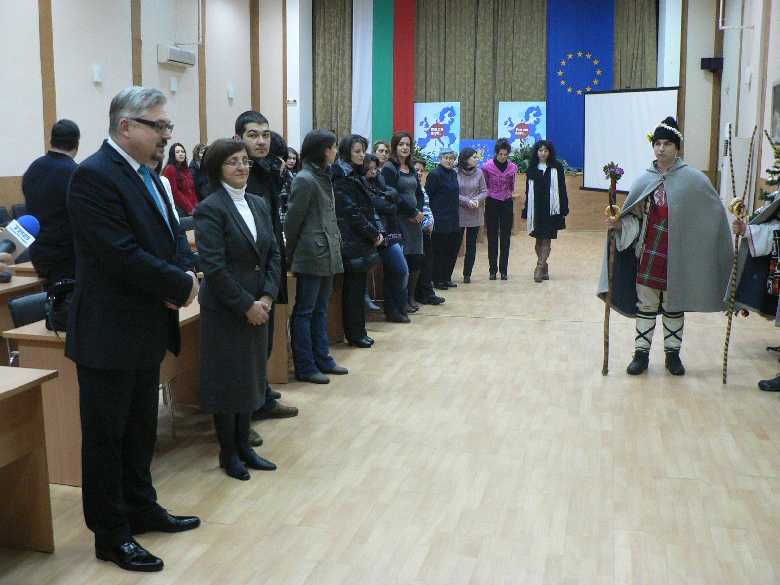 Коледари благославят властта