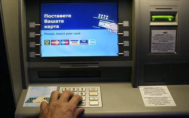 Пълнят банкоматите за празниците