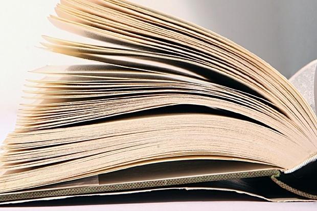 Ученици правят преписи на книги