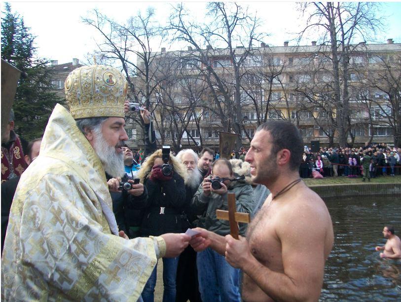 Юнак извади кръста в Стара Загора
