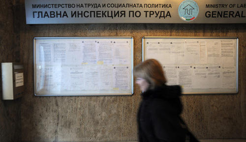100 висшисти в битка за осем трудови инспектори
