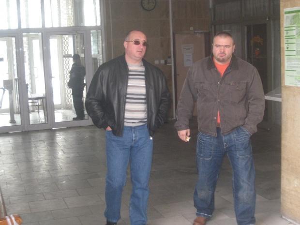 Осем адвокати бранят братя Галеви в съда