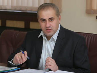 Чиновник сбъркал данъчната декларация на кмета си