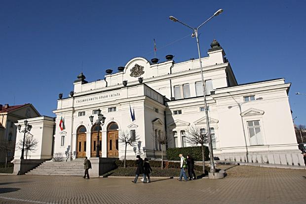 Депутатите пак си замразяват заплатите