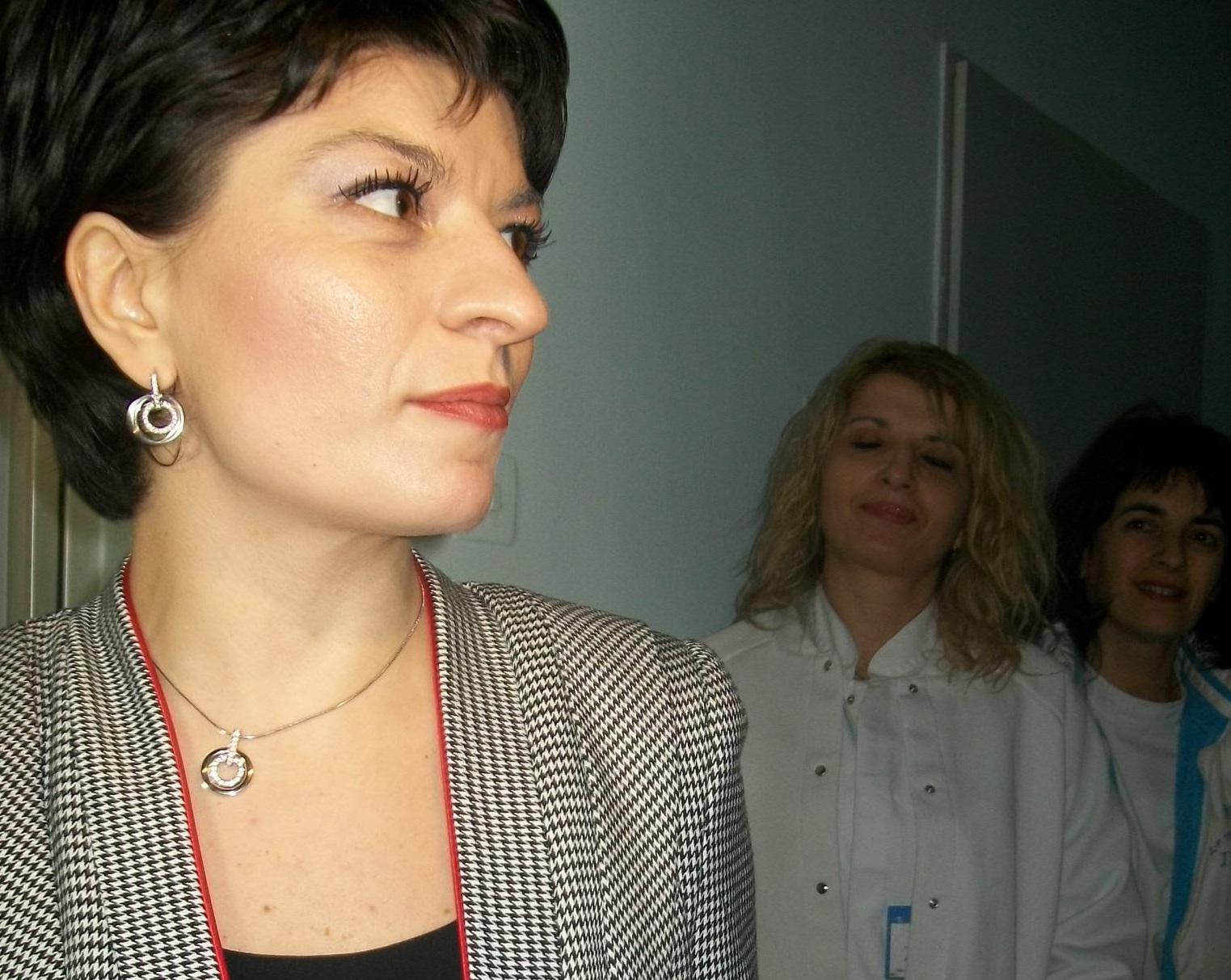Режат лента с позлатена хирургическа ножица