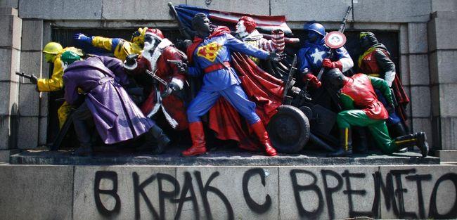 Пак рисуваха по паметника на Съветската армия в София