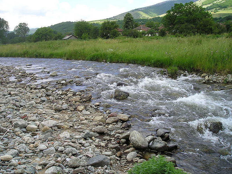 Безработни чистят речни корита в Панагюрище