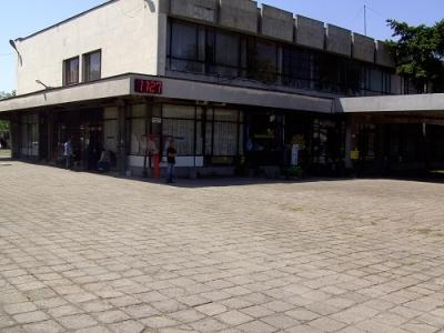 Бетонна плоча падна върху жена на автогара в Бургас