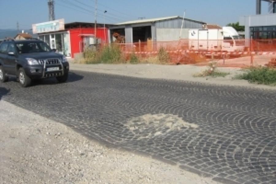 Кметове искат от АПИ да асфалтира път