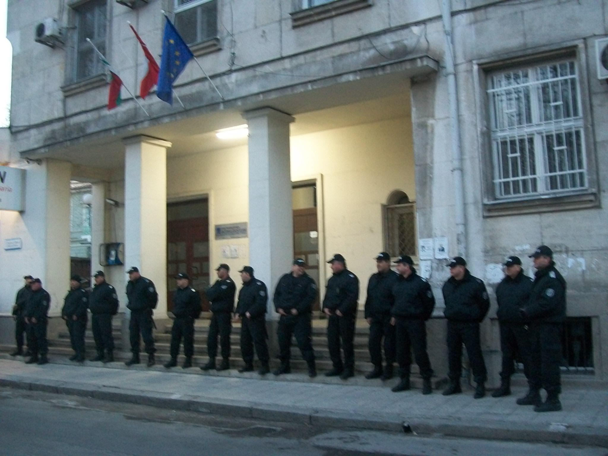 Полиция пази EVN от протеста 9 Полиция пази EVN от протеста