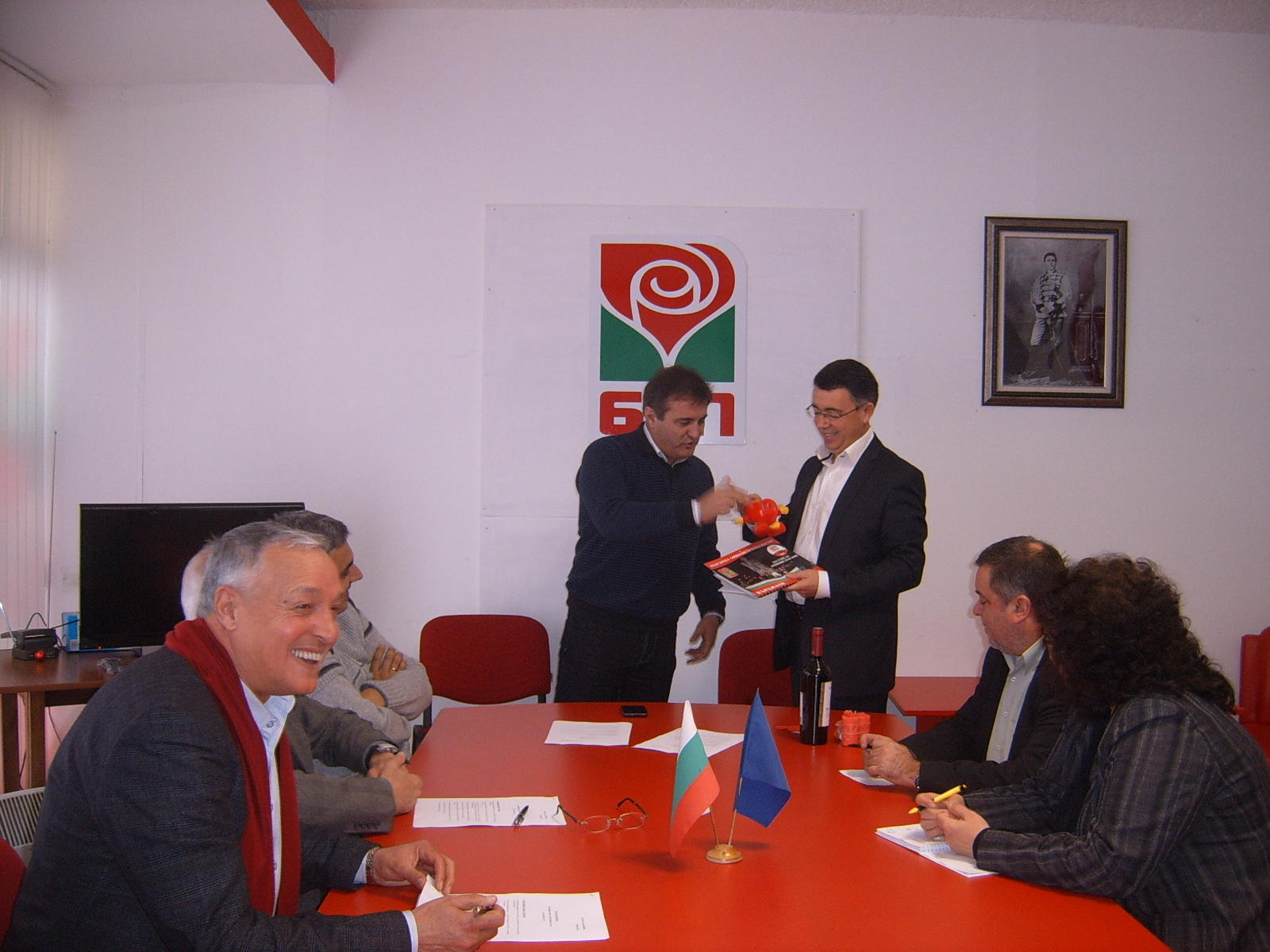 БСП ппосрещна с вино и свещи кмета на Кърджали 1 52a0f769047d9