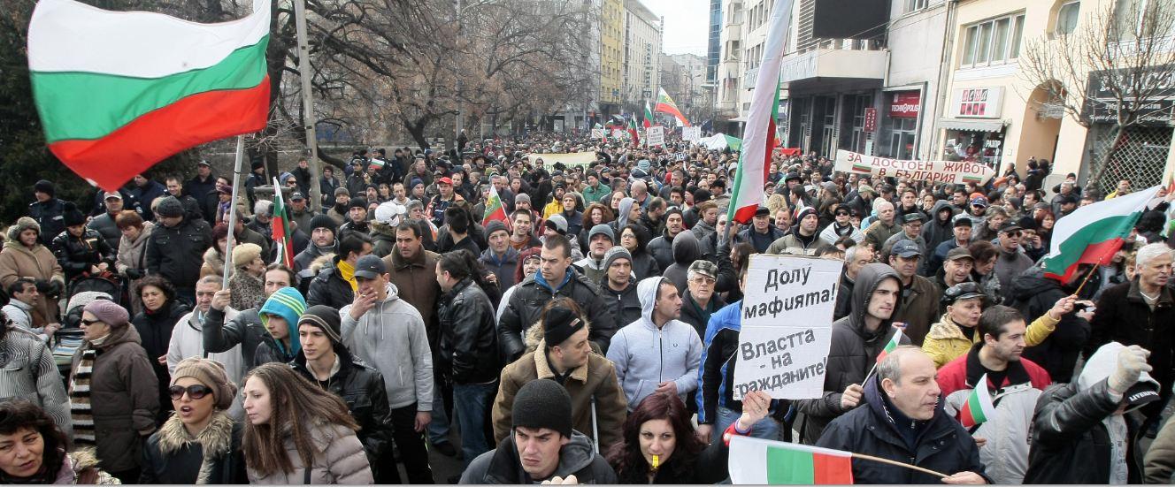 Бой между протестиращи и жандармерия в София