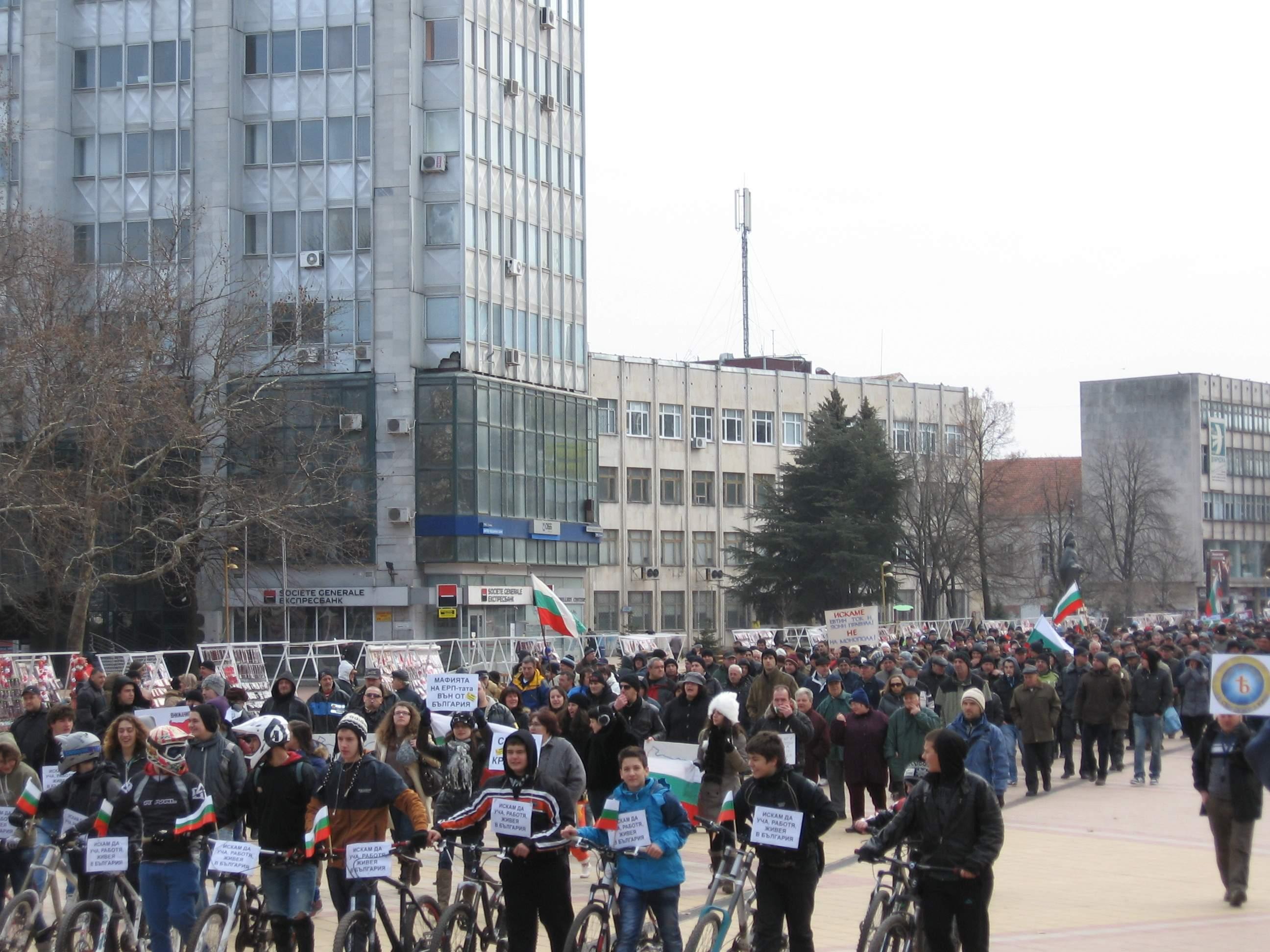 Протестът в Добрич стартира с химна