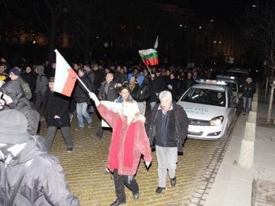 Протестиращите се преместиха пред ЧЕЗ