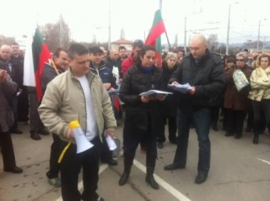 Бунтари спряха три магистрали