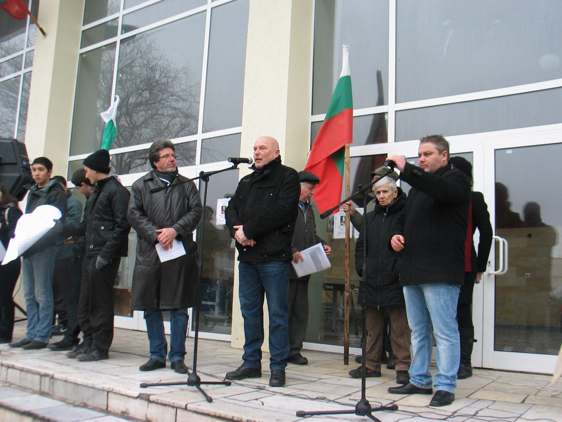 Протестиращи: Всеки закон – с нашия глас