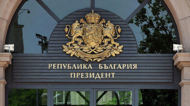 Мъж иска да запали семейството си пред президентството