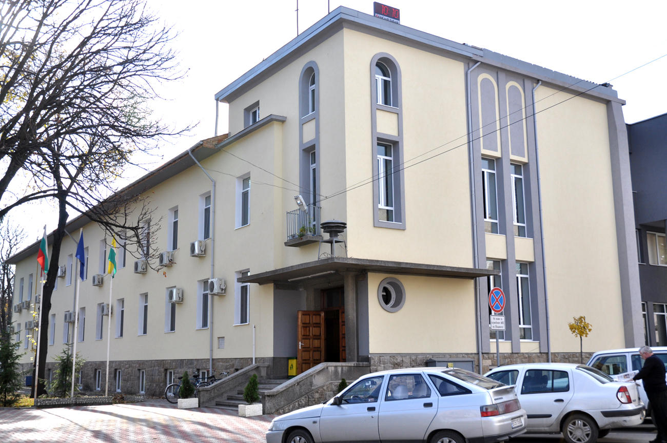 Абитуриенти получиха подкрепа за бала от бизнесмени