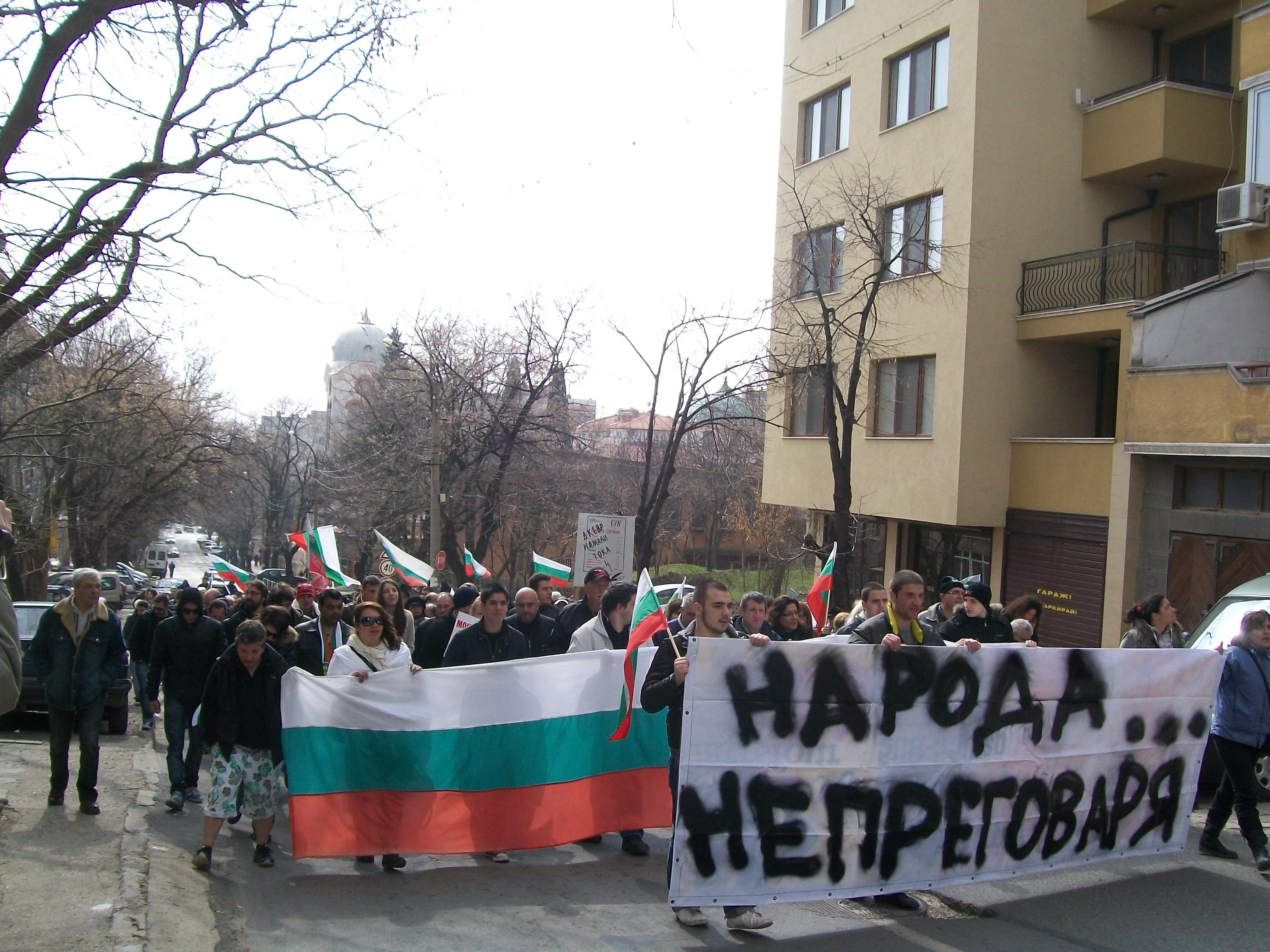 Протестиращи се поклониха пред паметника на Ботев
