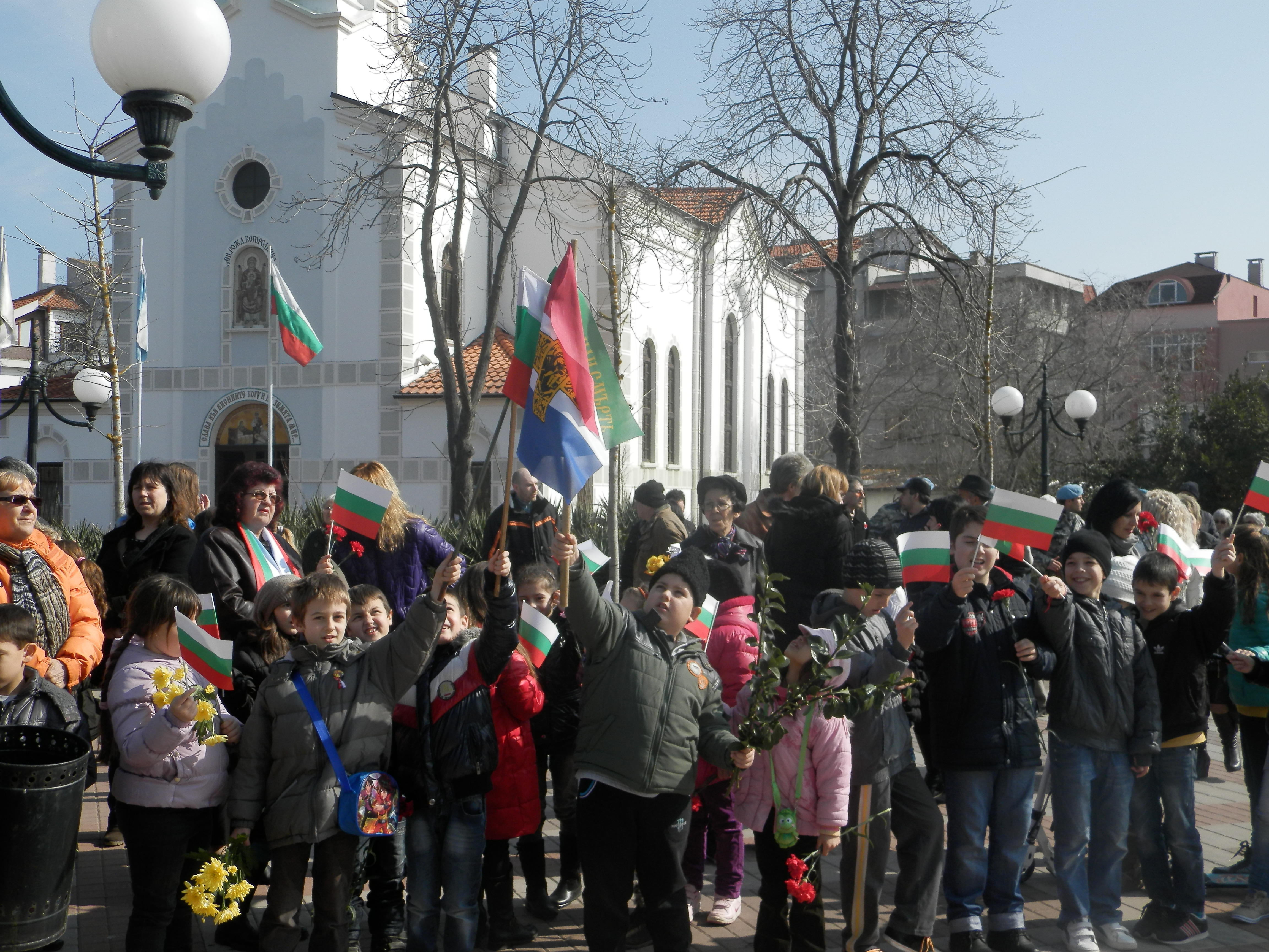 Ученици рецитират “Опълченците на шипка”