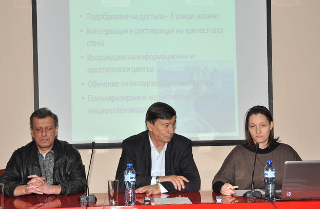 Туристически влак вози до крепостта на Белоградчик