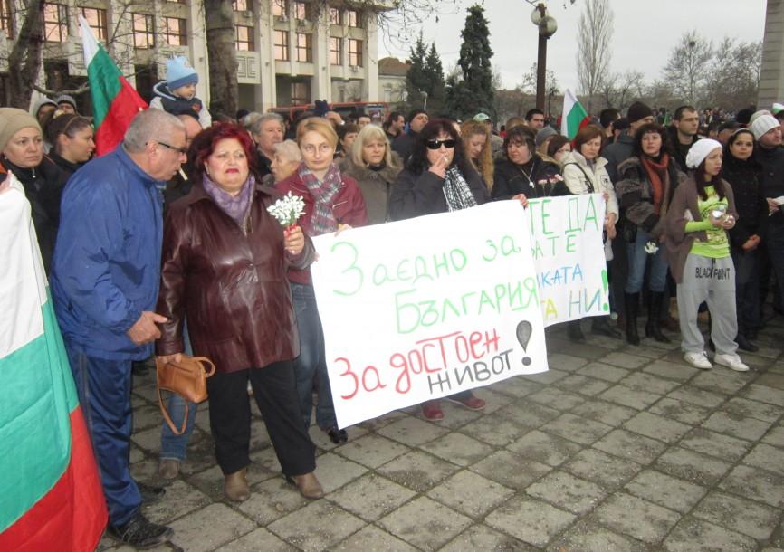 Спасяват с мегафон оредял протест в Кюстендил