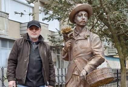 Люцкан чака туристи в дома на създателя си