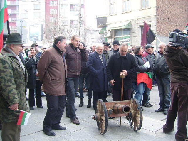 Бранят с черешово топче паметник на Ильо Войвода