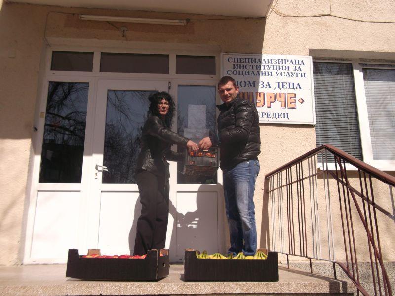 Кукери направиха дарение за децата от дом „Щурче” в Средец