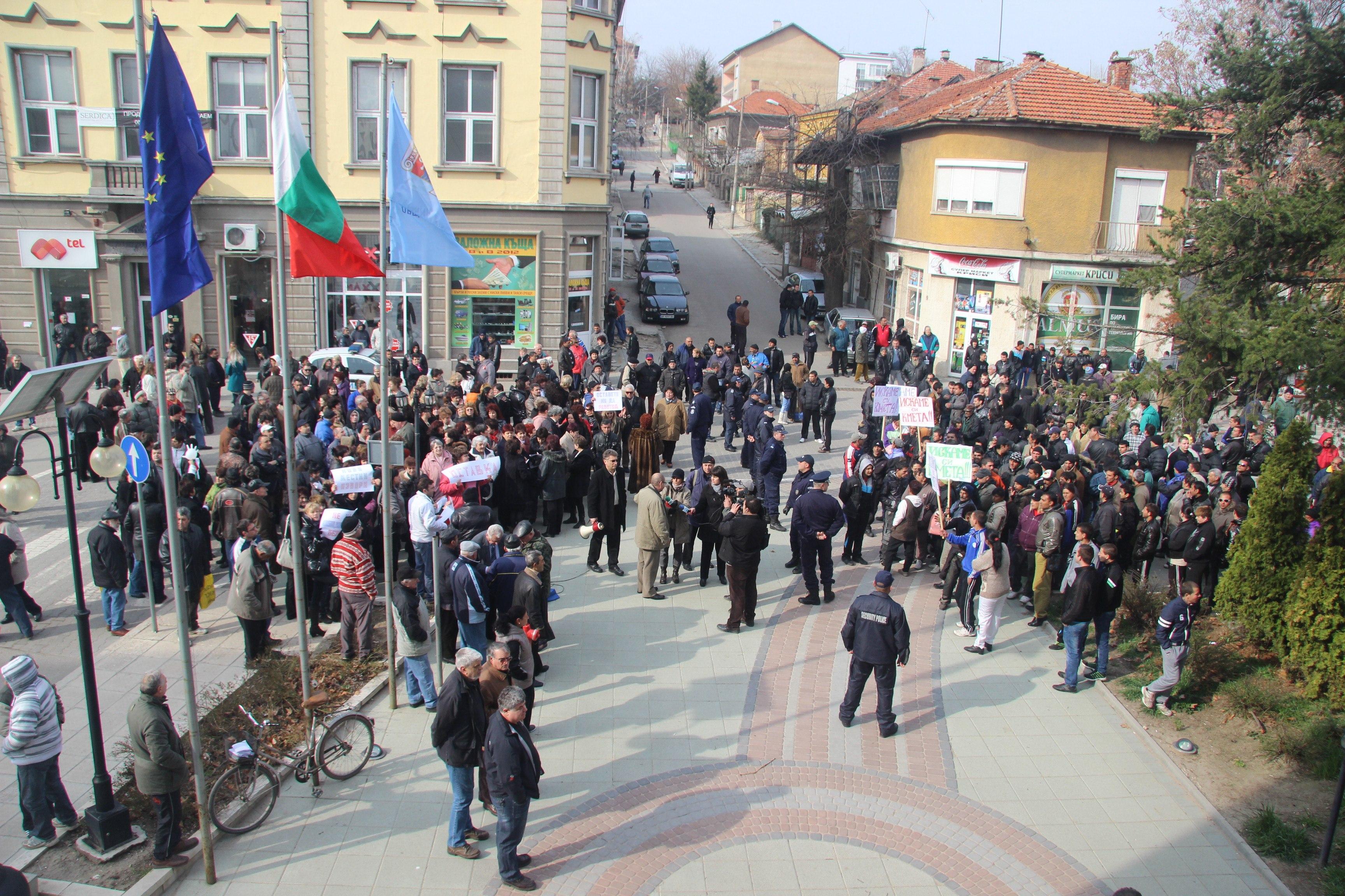 Полицейски кордон пази фенове и противници на кмета в Лом