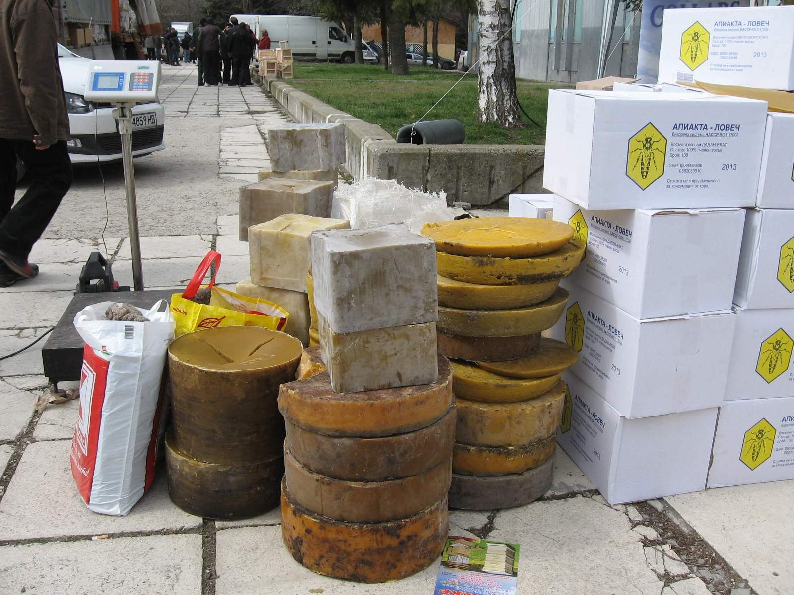 Изкупуват прополис и пчелен восък за износ