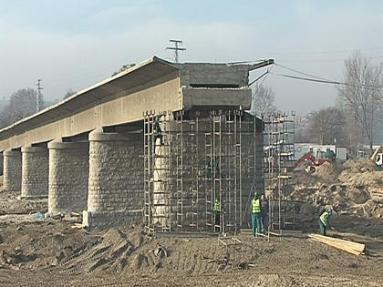 Река отнесе кофража на мост