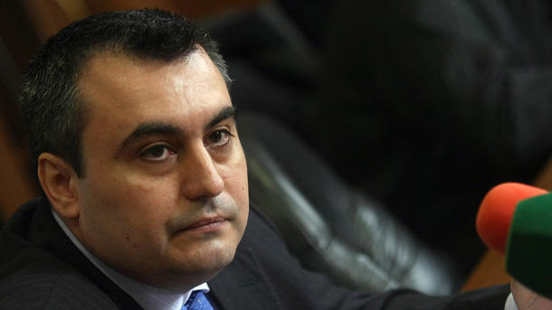 Търсят техници за “бръмбарите” в МВР