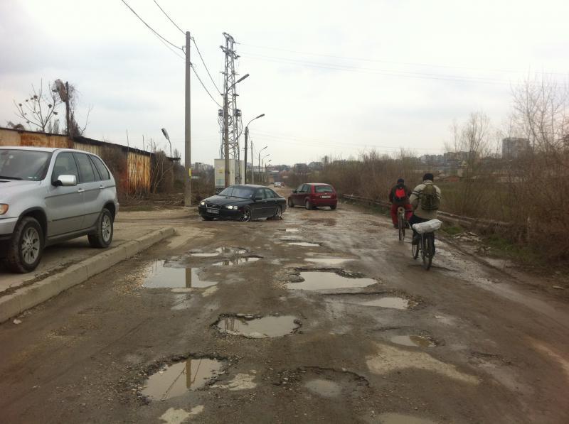 В Русе наливат 10 тона асфалт в улица “кметска гордост”