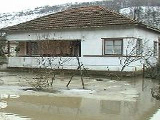 Подпочвени води избиха в къщи във видинско село 9 Подпочвени води избиха в къщи във видинско село