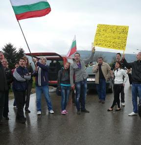Протестиращи блокираха пътя Шумен-Бургас