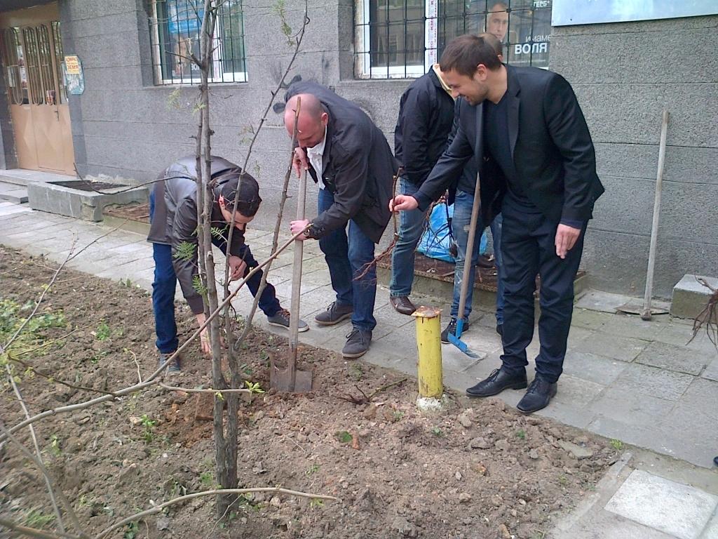 Млади ГЕРБери „спасяват” розите във Варна