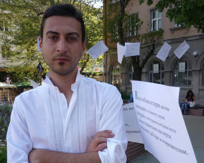 Дебютант от Хасково подреди романа си в инсталация на открито