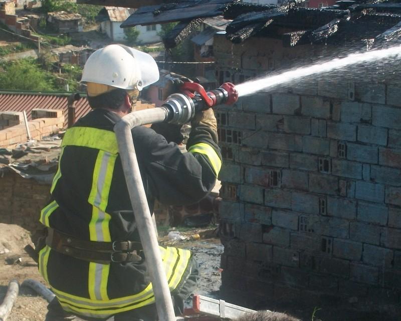 Напрежение в ромската махала на Благоевград заради опожарена къща