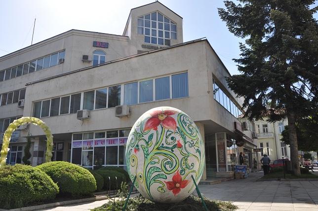 Огромно великденско яйце е атракция в Разлог