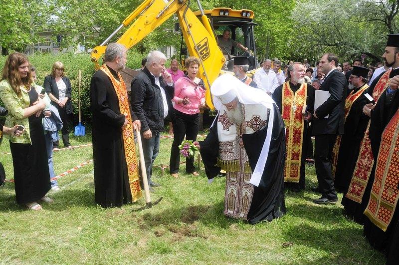 Патриархът благослови градеж на нова църква в Разград